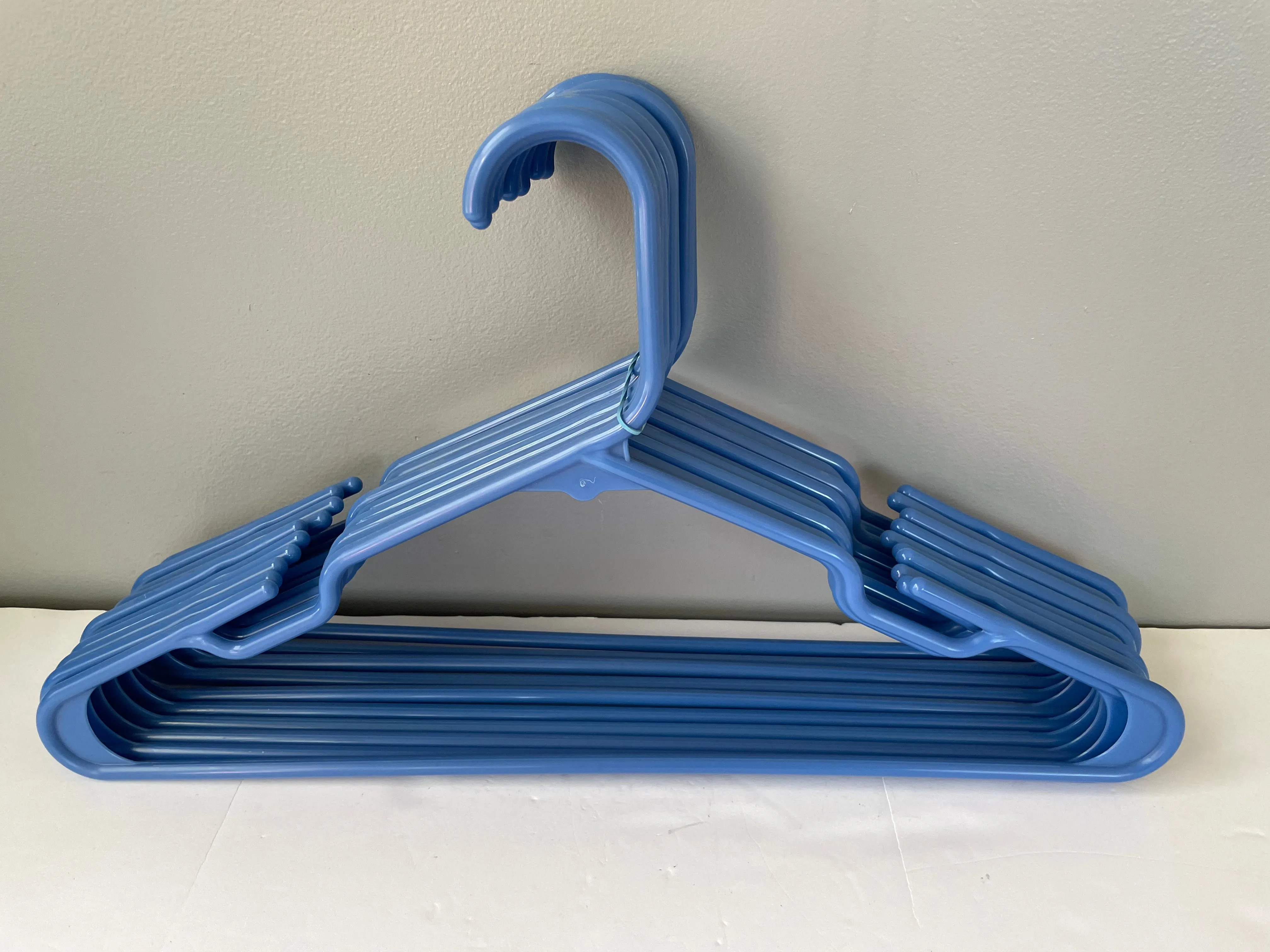 € Lot/48 Durable Notched Plastic Clothing Hangers Blue White Black