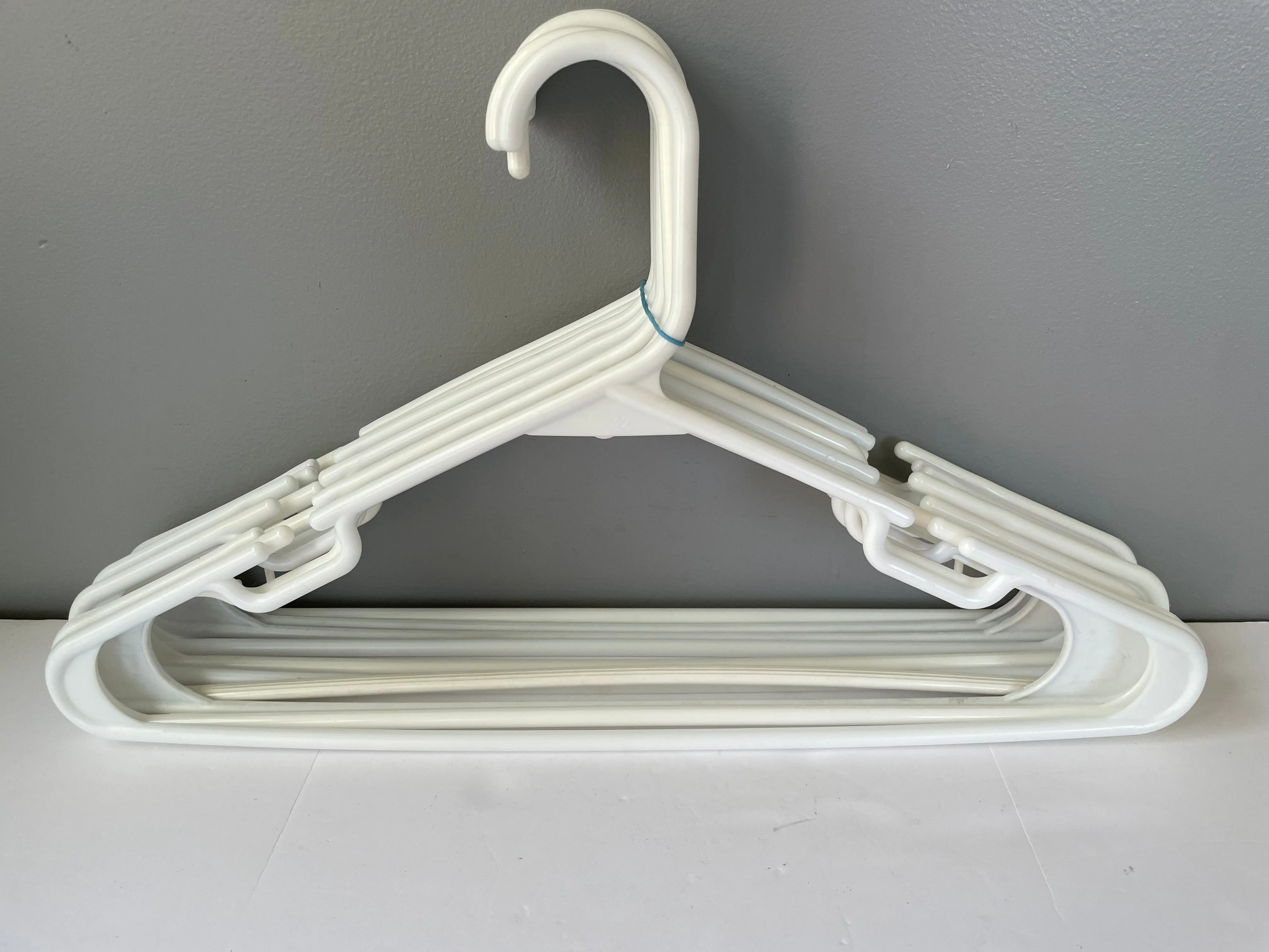 € Lot/48 Durable Notched Plastic Clothing Hangers Blue White Black