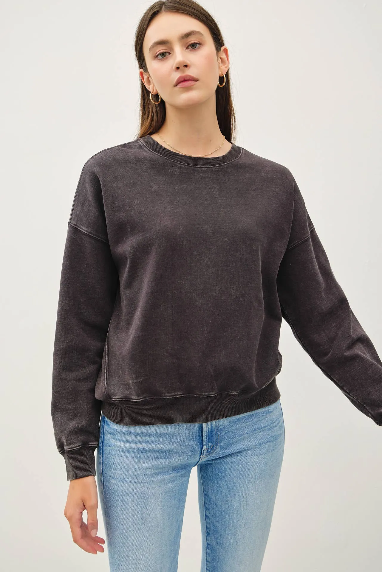 CROPPED ACID WASH CREW NECK SWEATSHIRT